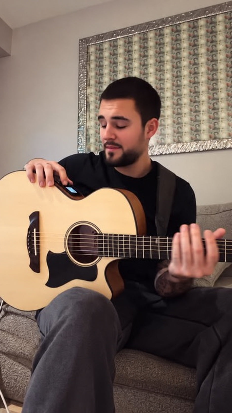 Mario cântând la chitara Nobl